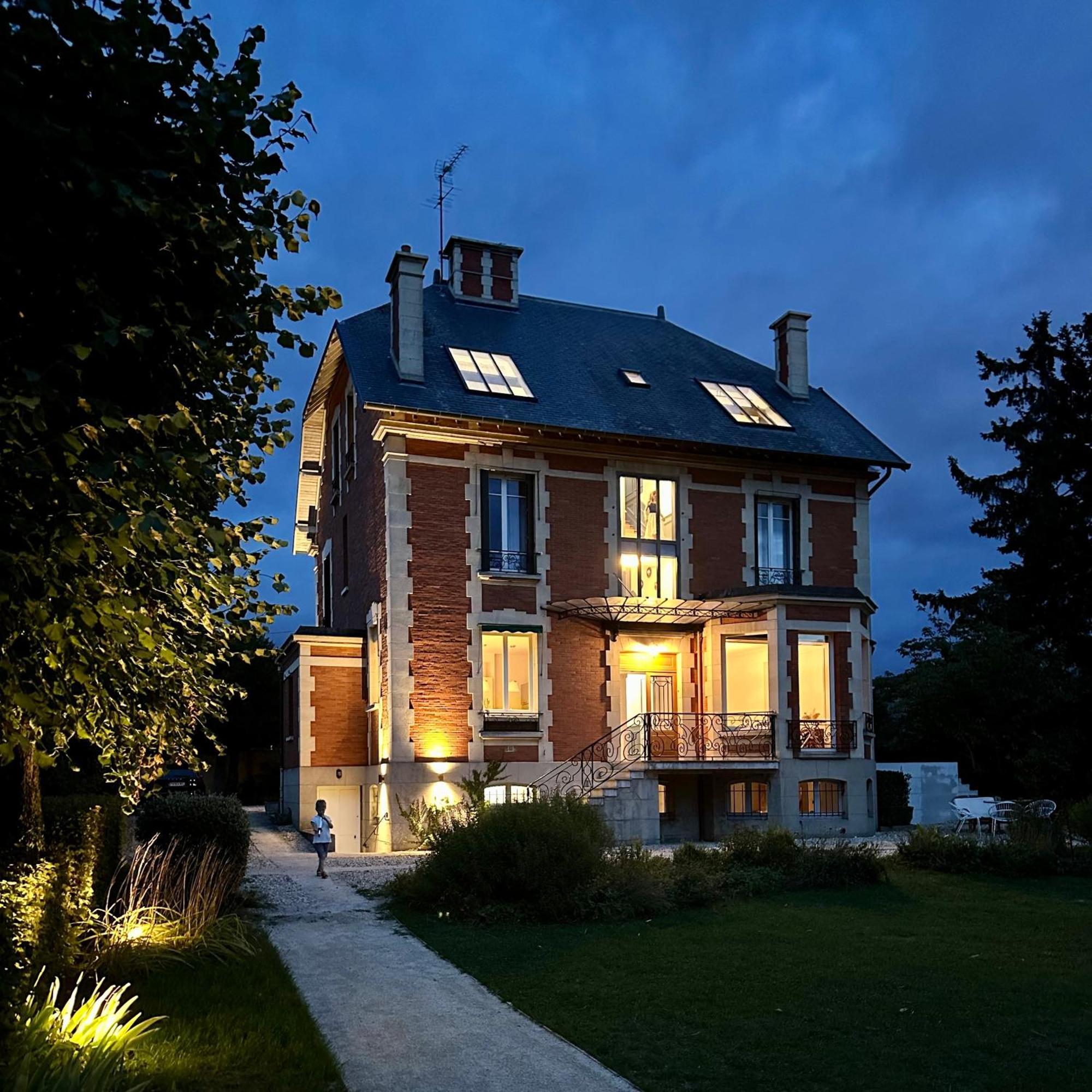 La Grande Maison Lgm Lesches Exterior photo
